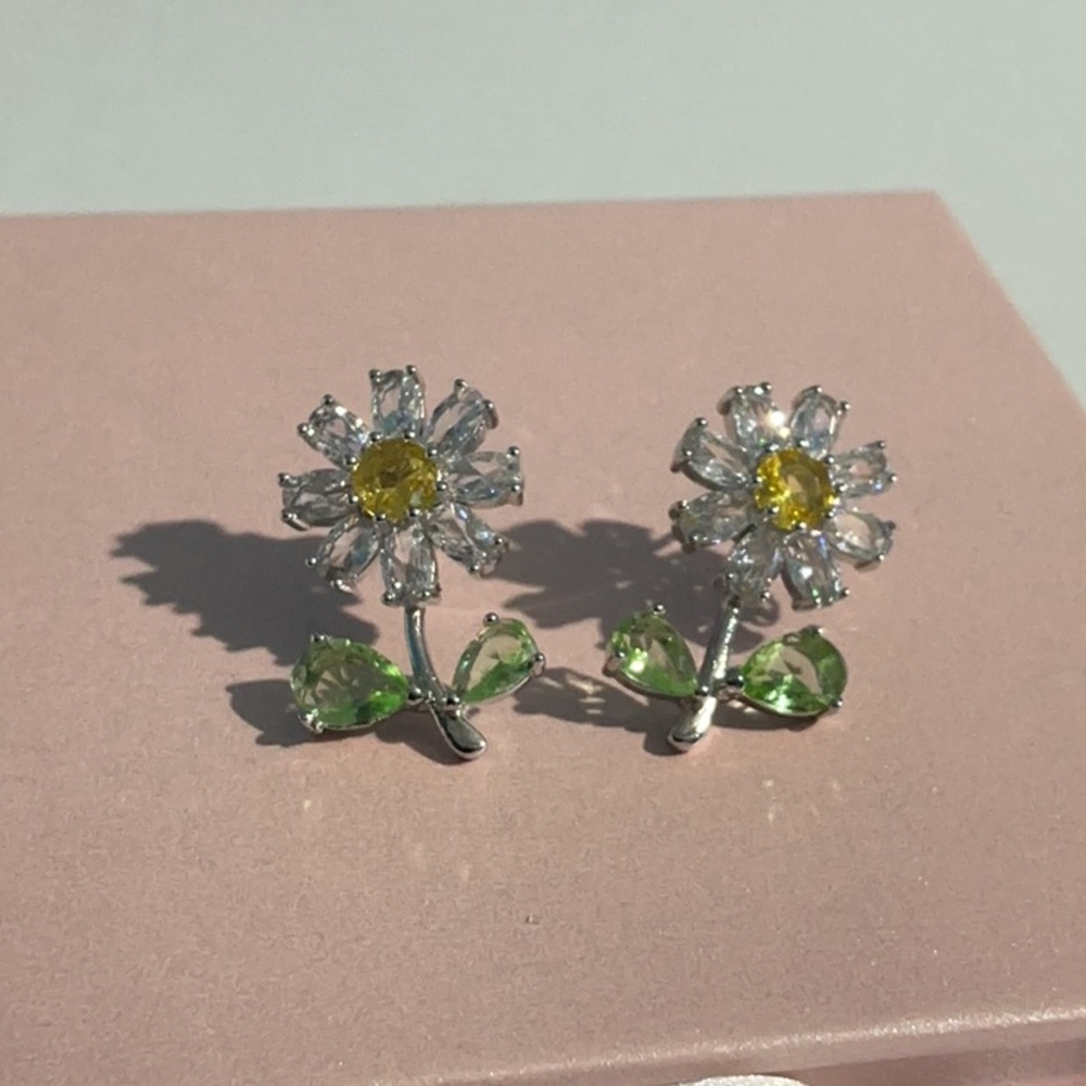 🌼Beautiful Crystal Daisy Flower Earrings🌼